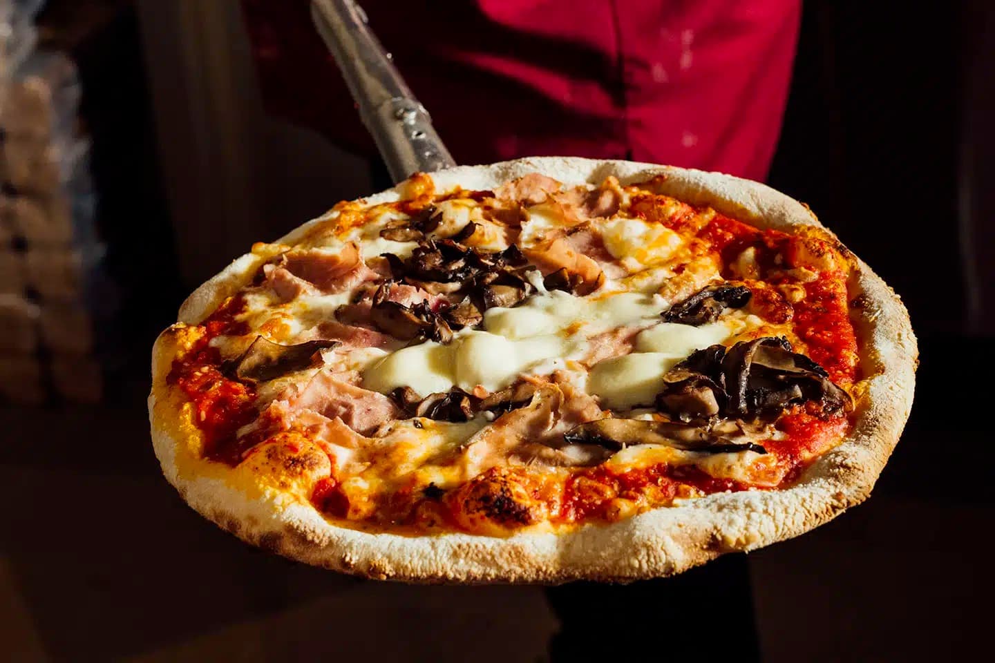 Stolz serviert bei Pizza Sinn