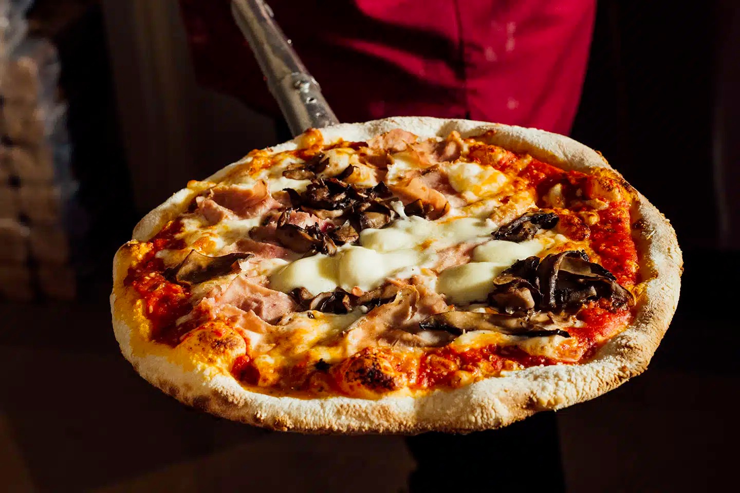 Stolz serviert bei Pizza Sinn
